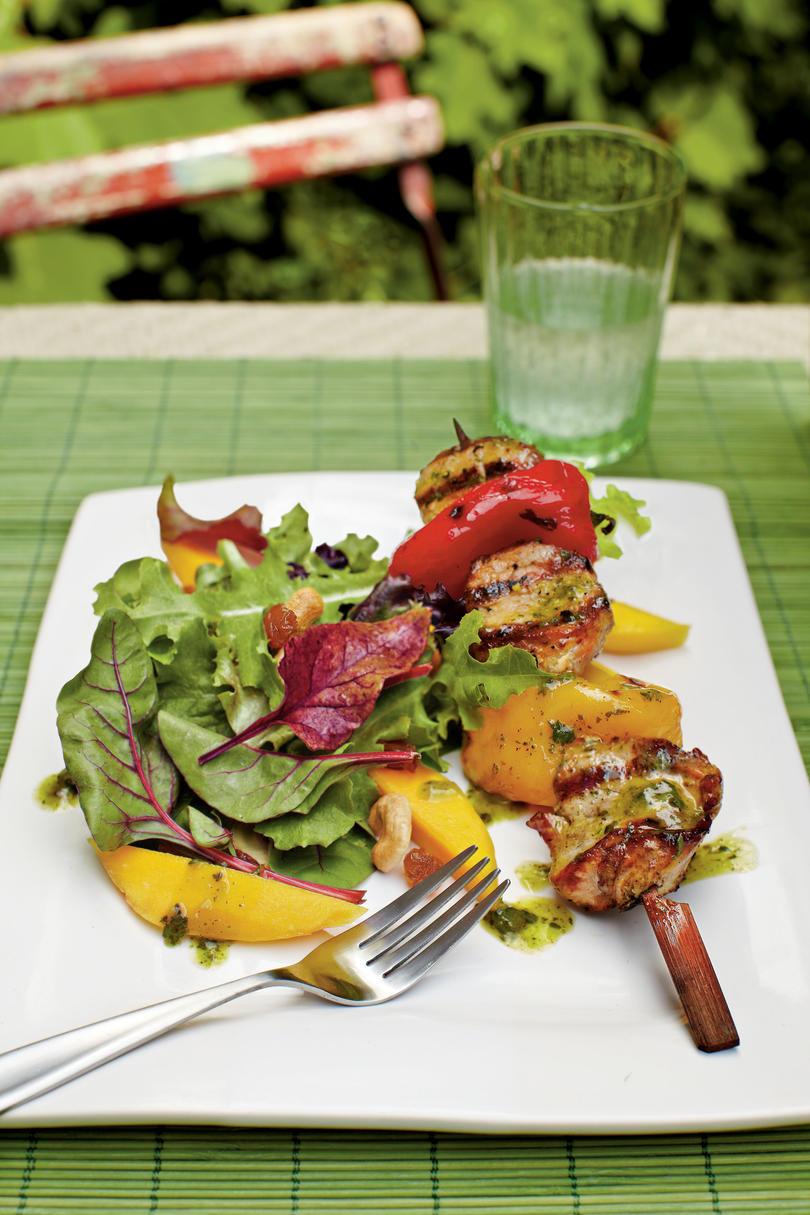 उष्णकटिबंधीय Salad with Pork Kabobs and Citrus-Chimichurri Vinaigrette