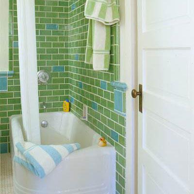 színes green tiles (interspersed with light blue tiles) line the walls of a retro styled bathroom