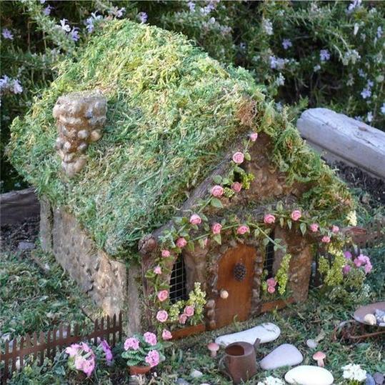 गुलाब का फूल Cottage Fairy House