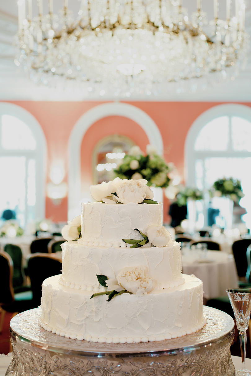 Málna-Filled Wedding Cake