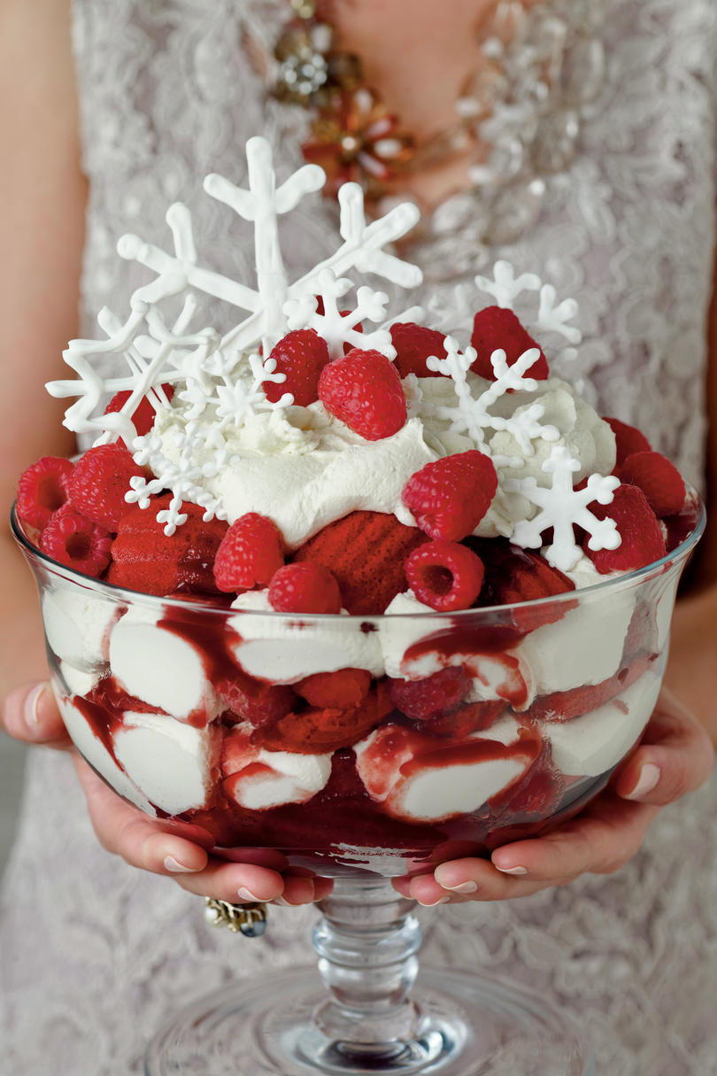 लाल Velvet-Raspberry Tiramisu Trifle