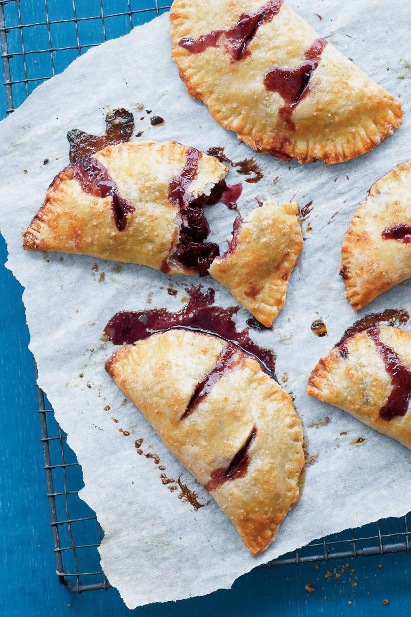 भुना हुआ Cherry Hand Pies Recipe