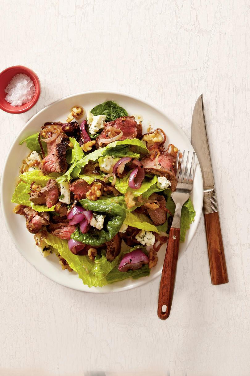 भुना हुआ Steak Salad with Walnut Dressing