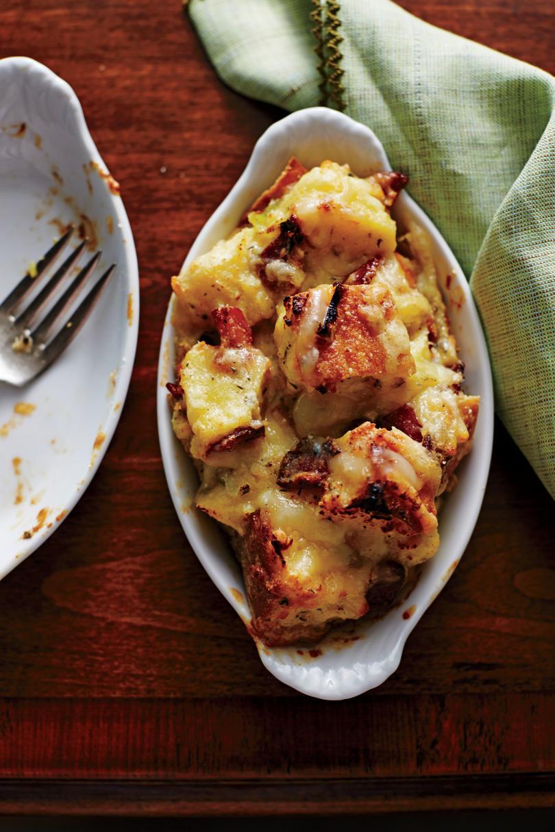दिलकश Bacon-and-Leek Bread Pudding