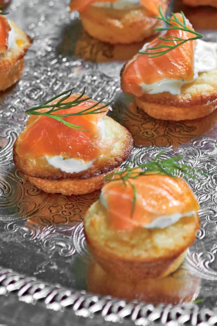 छोटा Corn Cakes with Smoked Salmon and Dill Crème Fraîche
