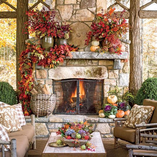 घर के बाहर Fireplace with Fall Garland 