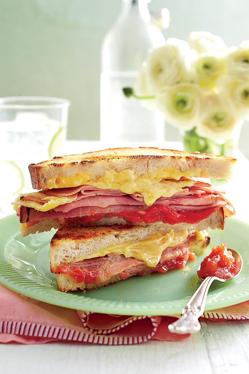 भुना हुआ Ham-and-Cheese Sandwiches with Strawberry-Shallot Jam