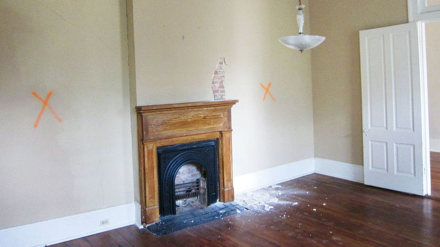 जॉन Currence Fireplace Before