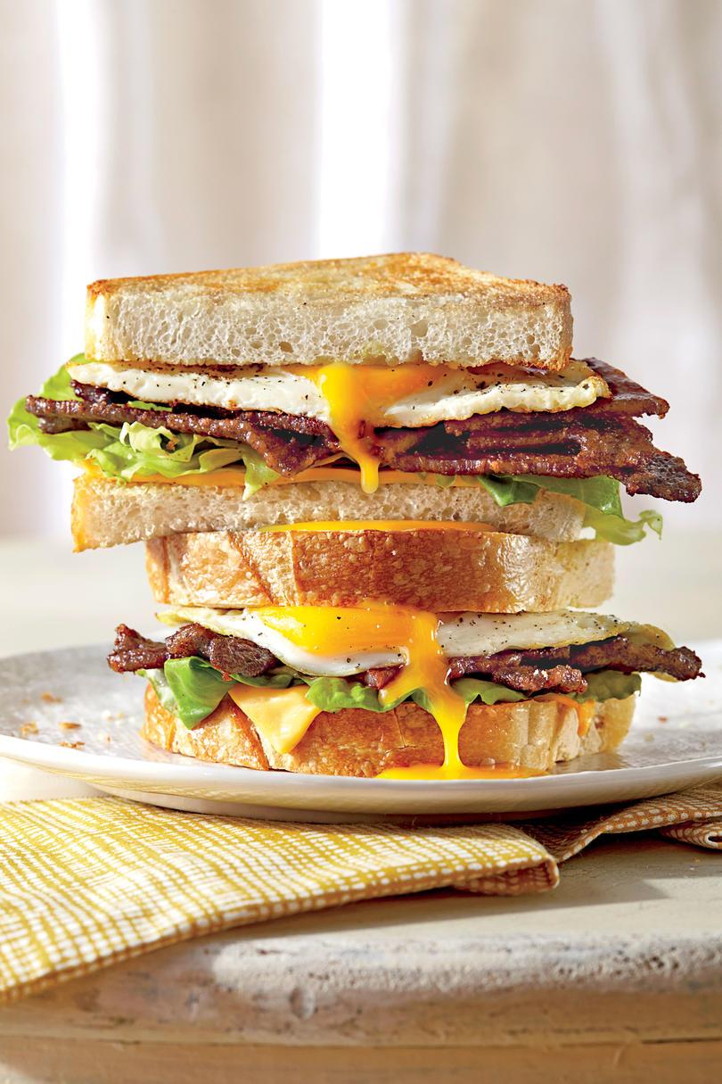 ο Ultimate Fried Egg Sandwich with BBQ Bacon