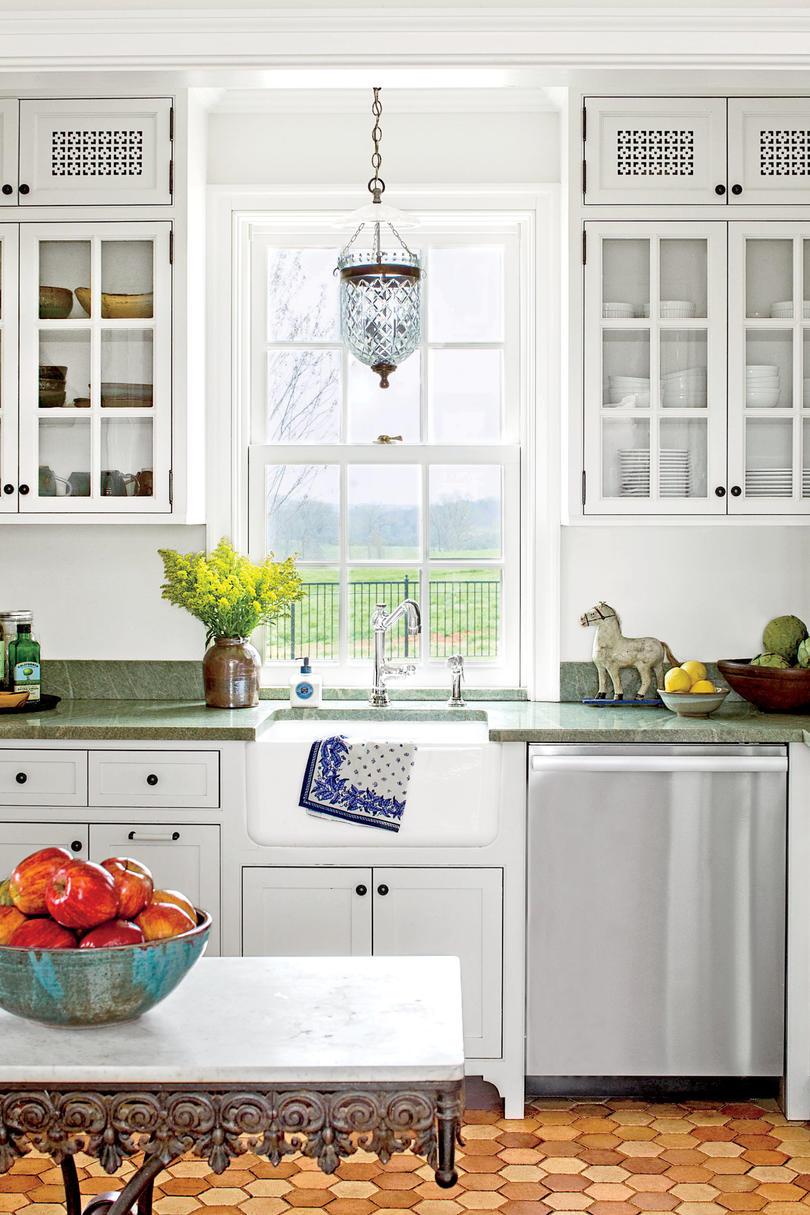 क्लासिक White Cottage Kitchen with Green Countertops