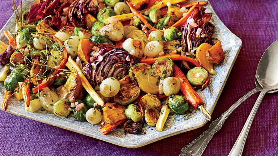 भुना हुआ Veggies, Yeast Rolls, And Kale-Mashed Potatoes; Photographer: Alison Miksch; Prop Stylist: Buffy Hargett-Miller; Food: Erin Merhar