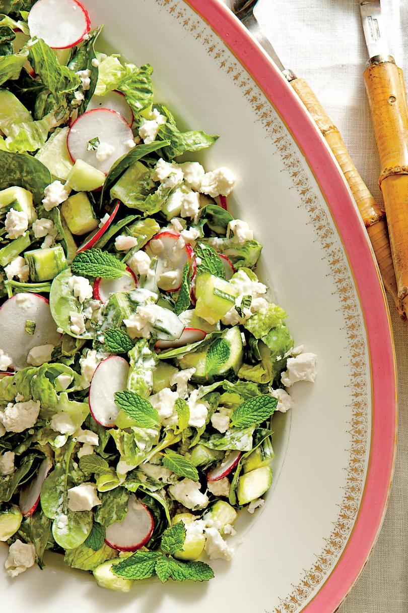 पालक और Romaine Salad with Cucumbers, Radishes, and Creamy Mint Dressing
