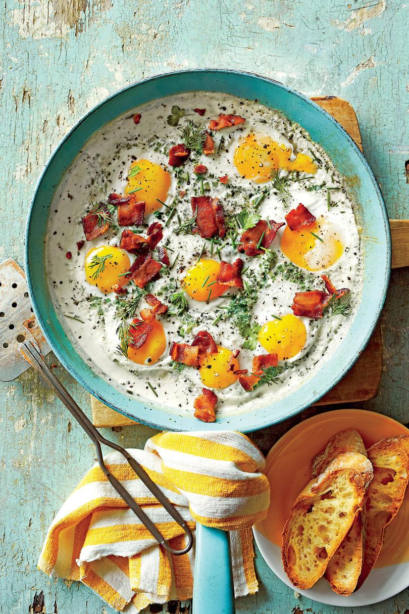 Αφρογαλακτώδης Baked Eggs with Herbs and Bacon