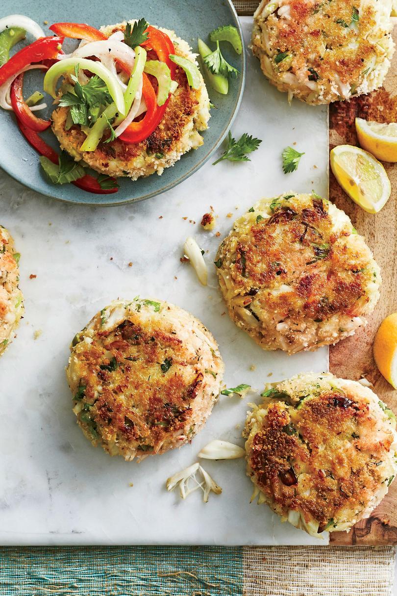 सबसे बढ़िया Crab Cakes with Green Tomato Slaw