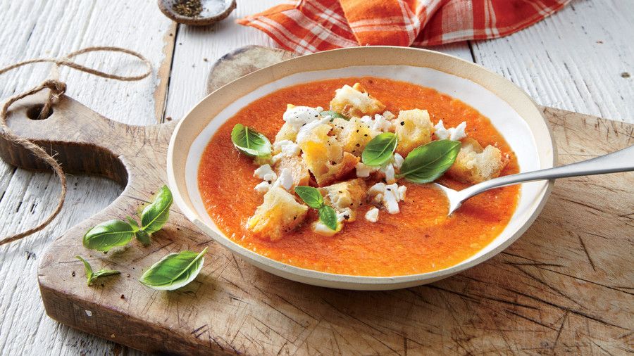 Paahdettu Tomato-Eggplant Soup with Garlic Croutons