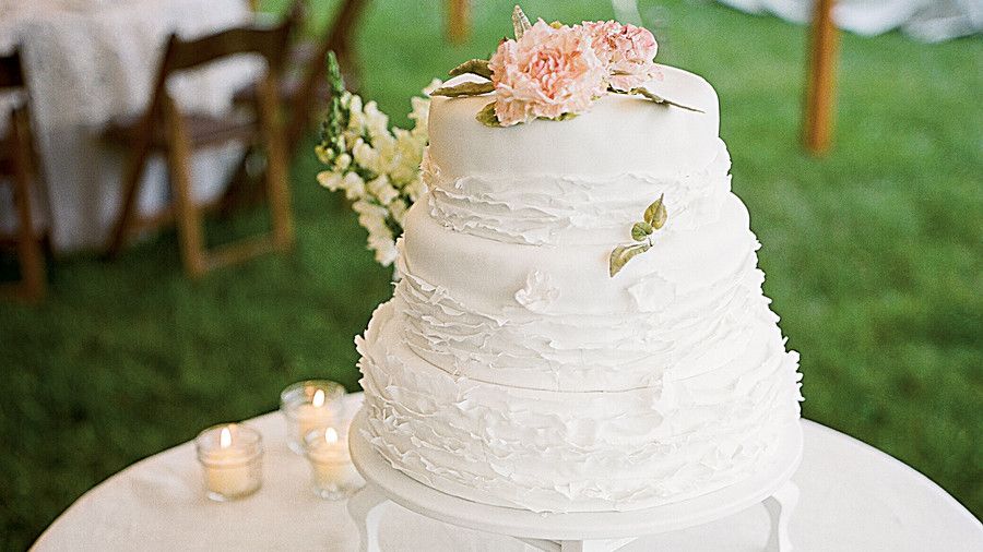 क्लासिक and Feminine Wedding Cake