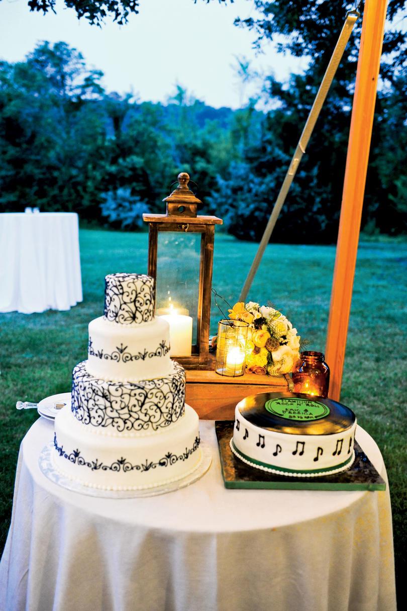 काली and White Wedding Cake