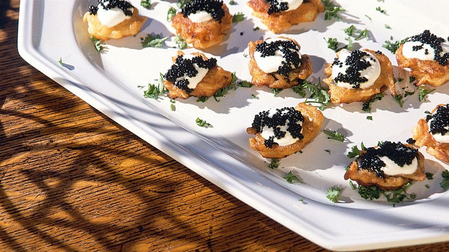 आलू Blini with Sour Cream and Caviar