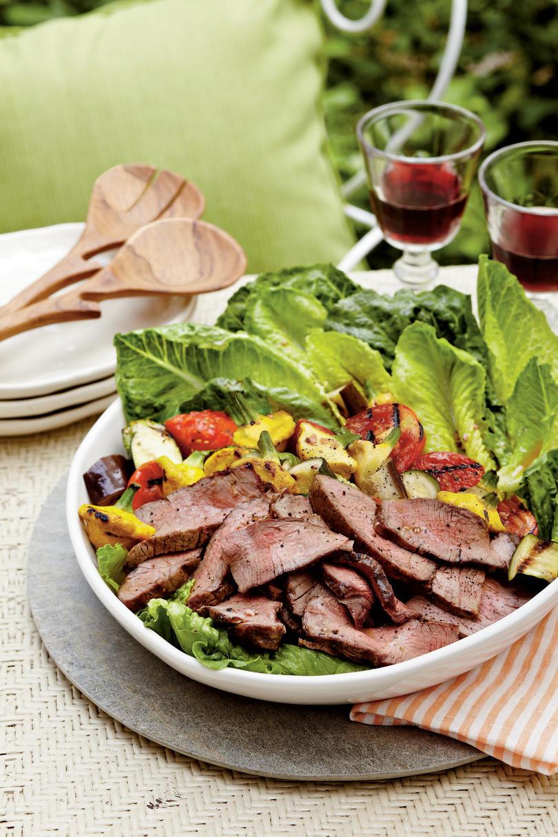 भुना हुआ Steak-and-Ratatouille Salad with Basil-Garlic Vinaigrette