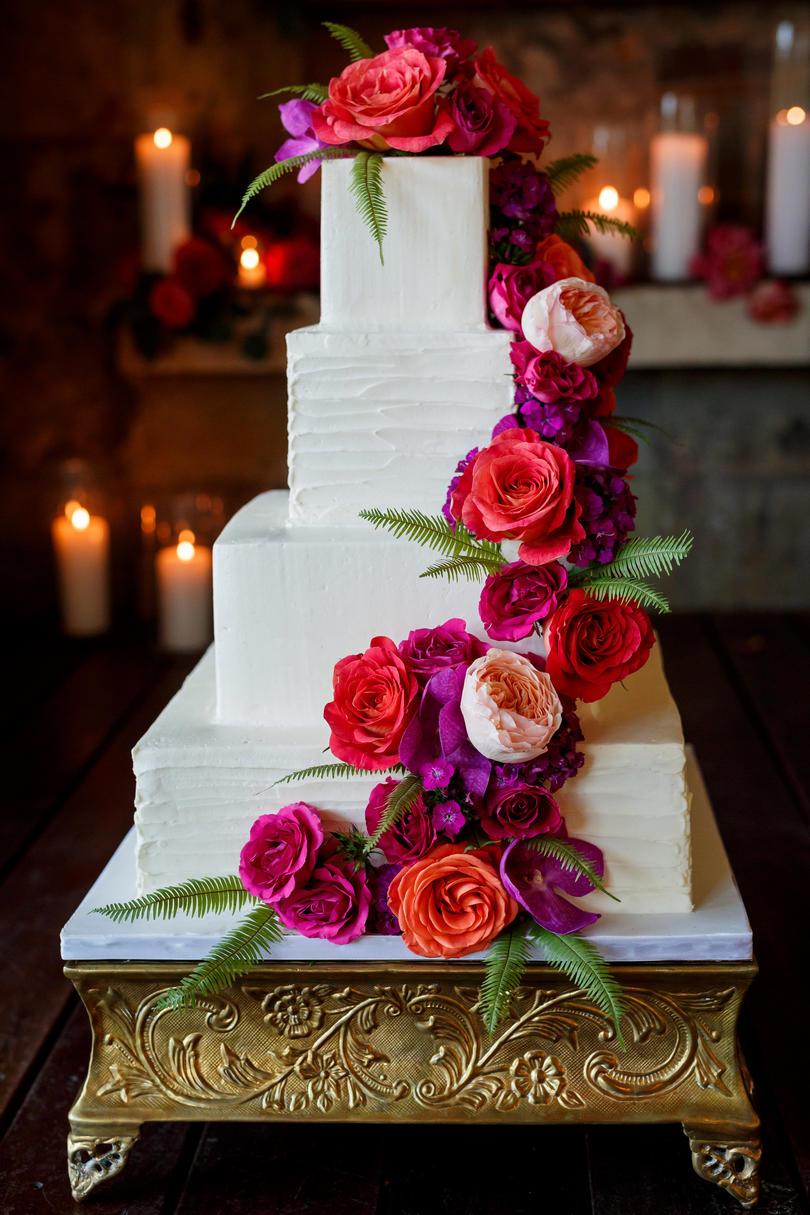 Neliö Buttercream Wedding Cake with Bright Blooms