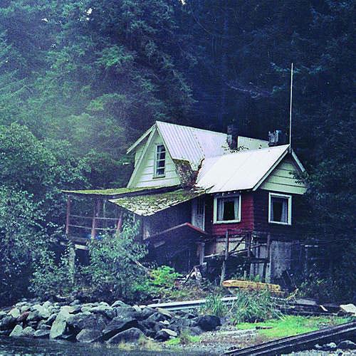 मंद होना cabin with a sloped roof on top of the deck