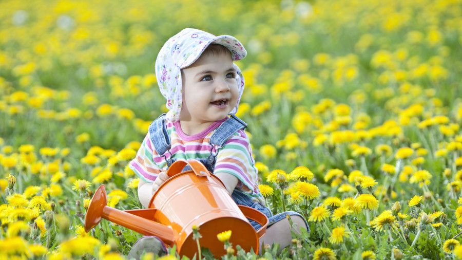 Μωρό girl in field of yellow flowers