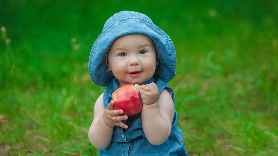 Vauva girl with apple