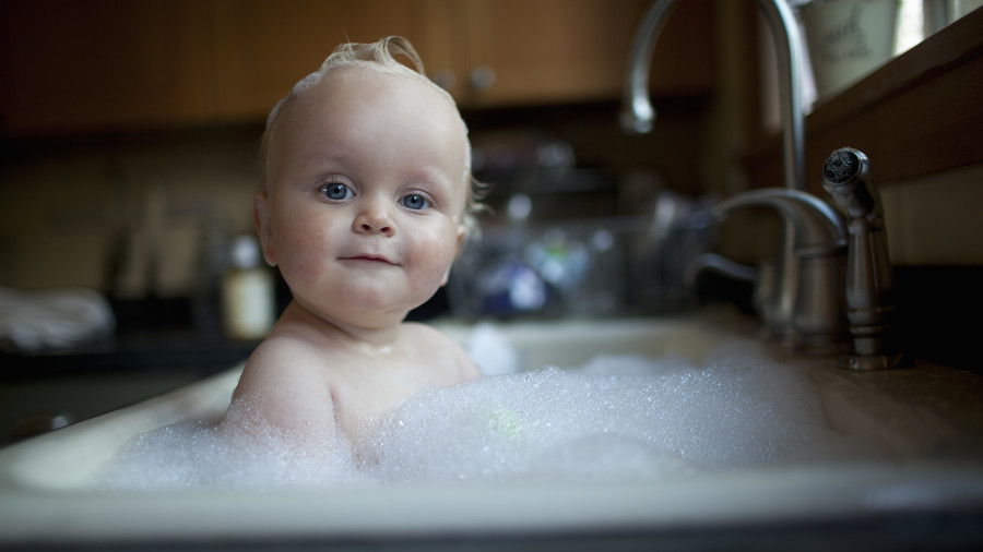 बच्चा Boy Taking Bath in Sink
