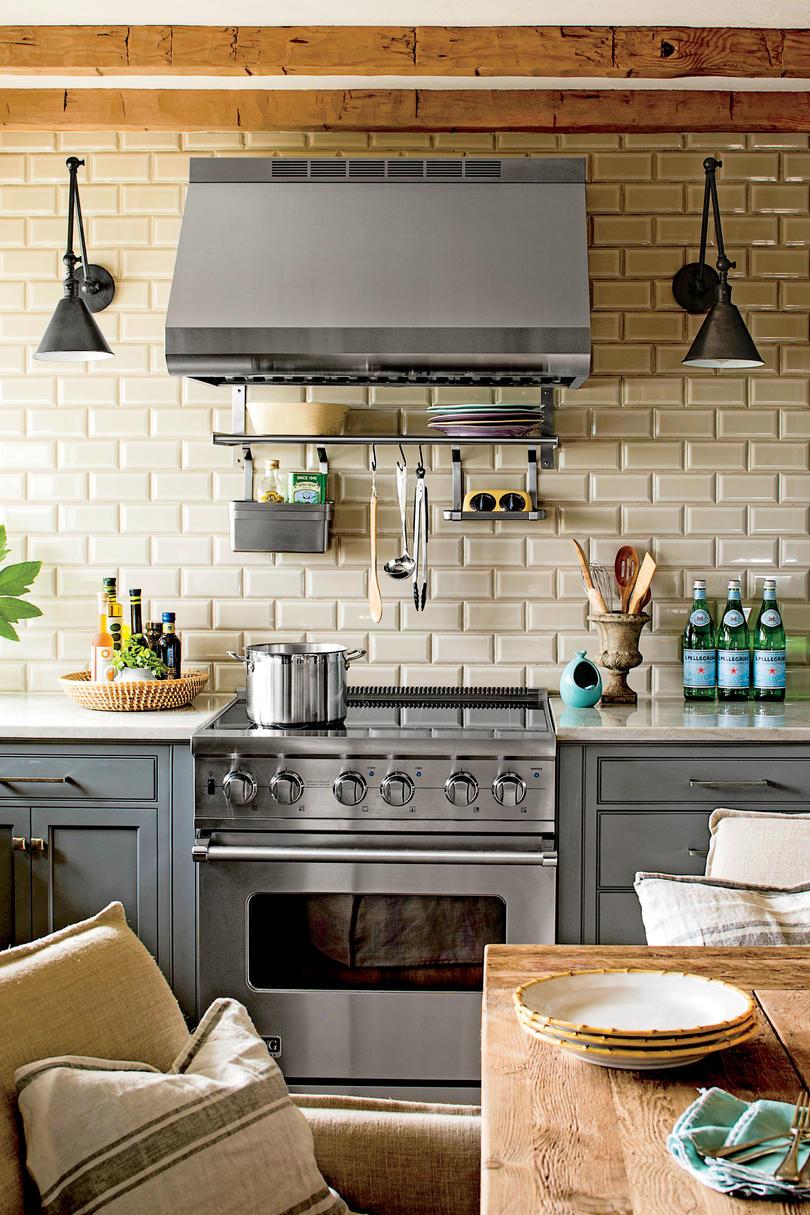 szürke Cabinetry and Subway Tiles