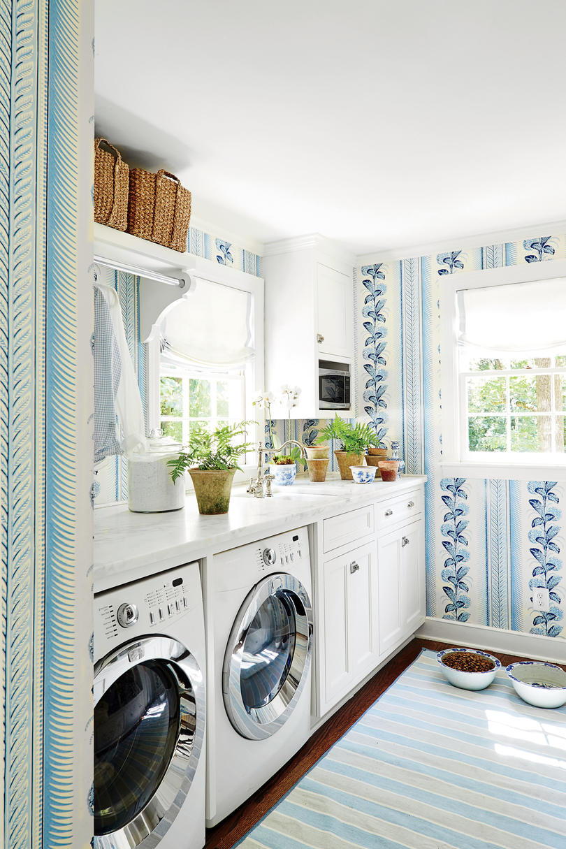 Μπλε and White Laundry Room