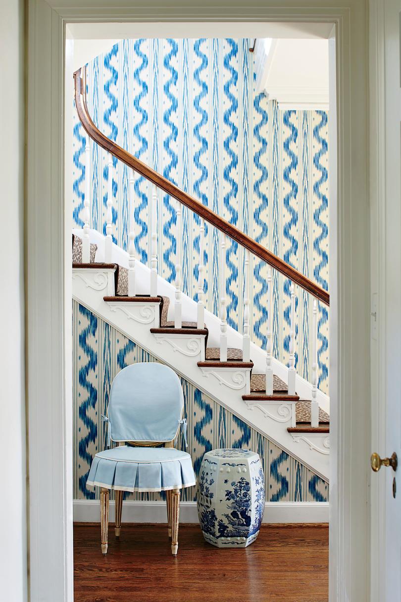 नीला and White Foyer Wallpaper