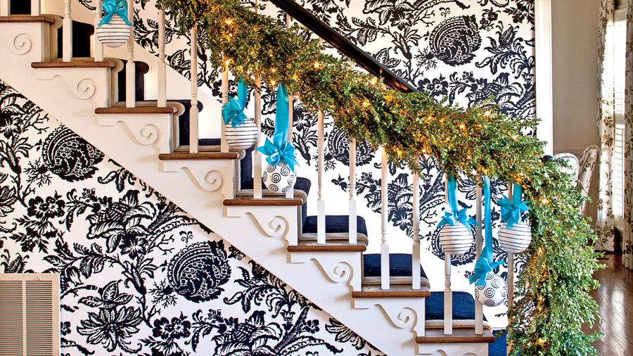 काली and White Wallpaper with Sparkling Greenery on Staircase