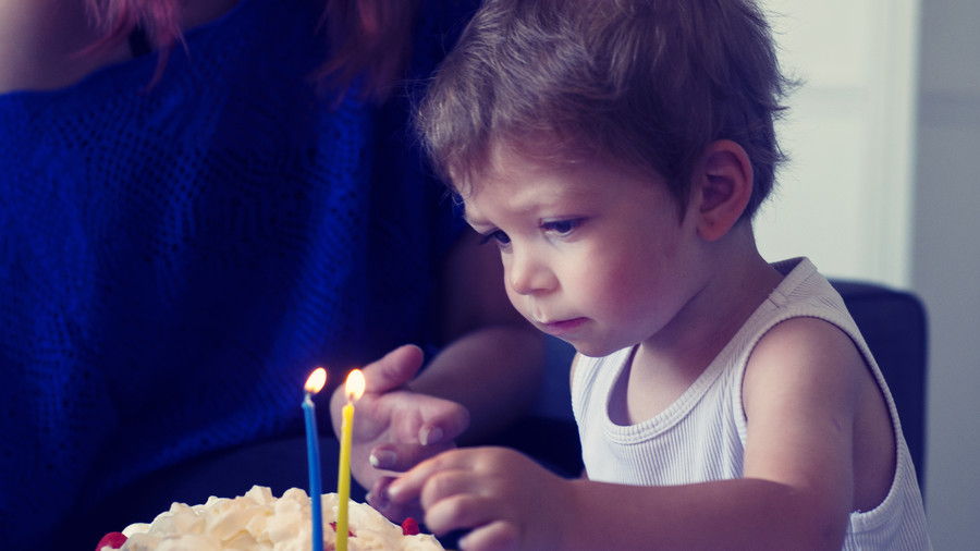 लड़का with Birthday Cake