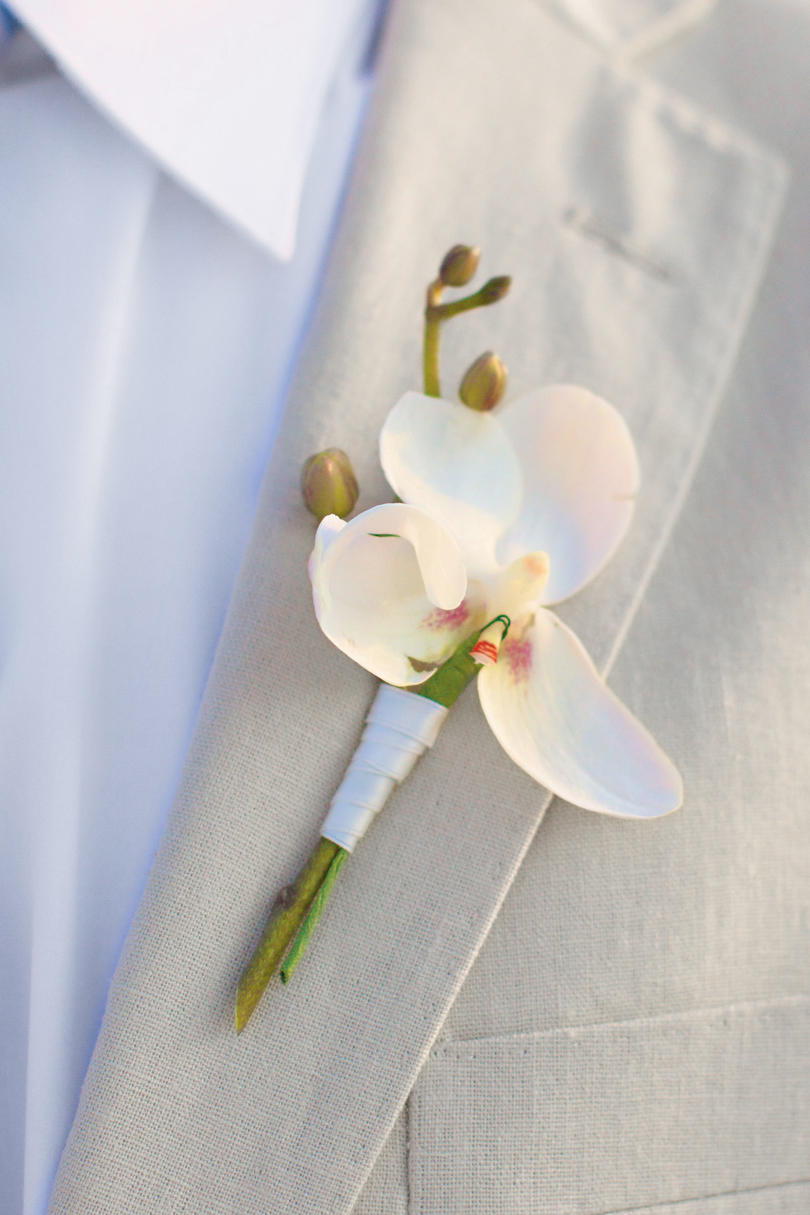 सफेद Orchid Boutonniere