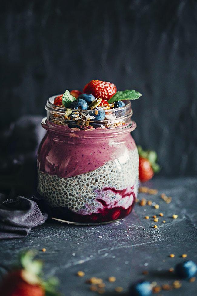चिया, Acai and Strawberry Layered Breakfast Jar