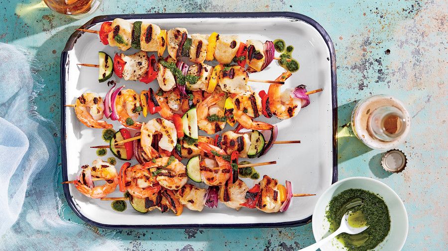 चिकन और झींगा Kebabs with Summer Vegetables and Basil Oil