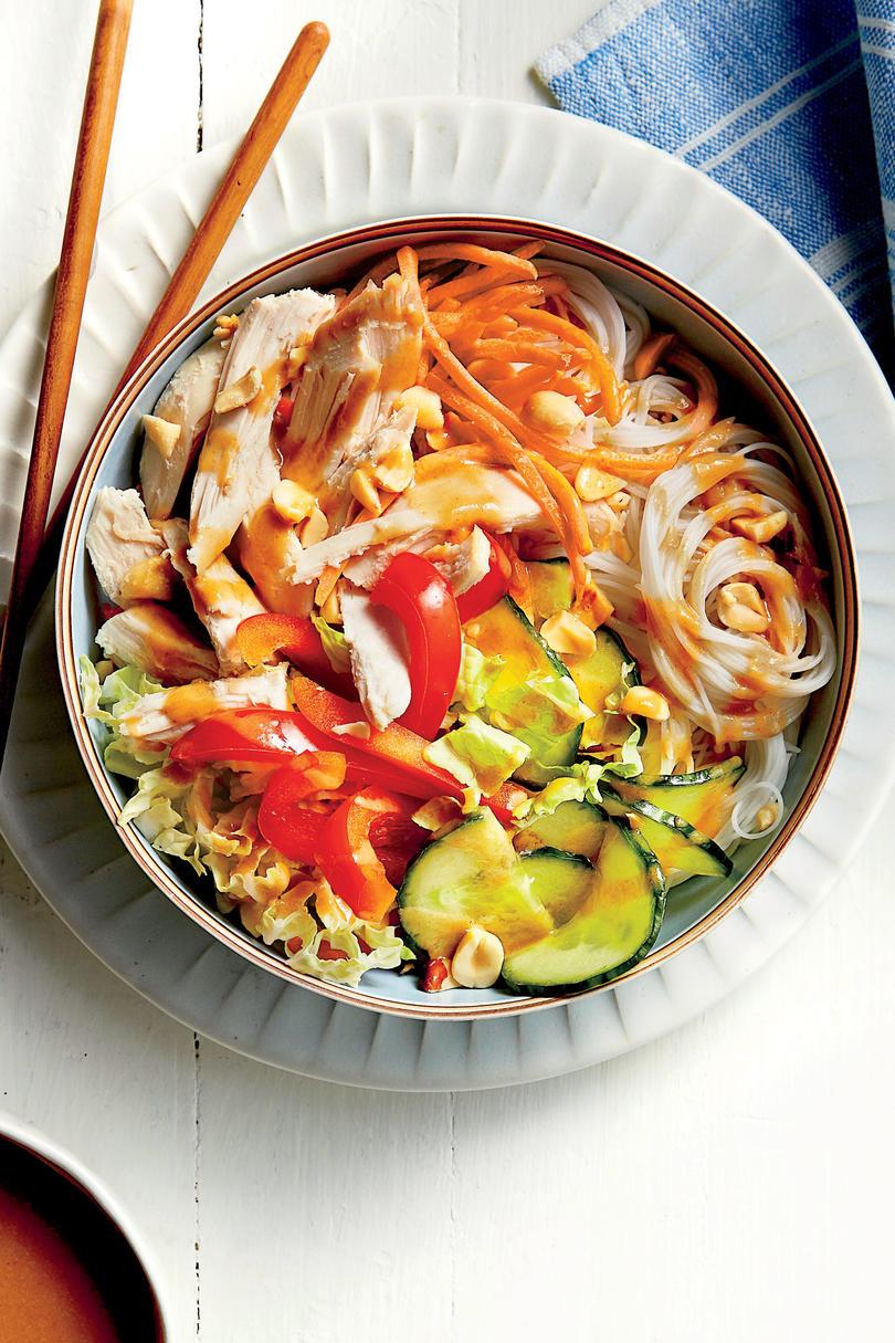 Csirke Noodle Bowl with Peanut-Ginger Sauce