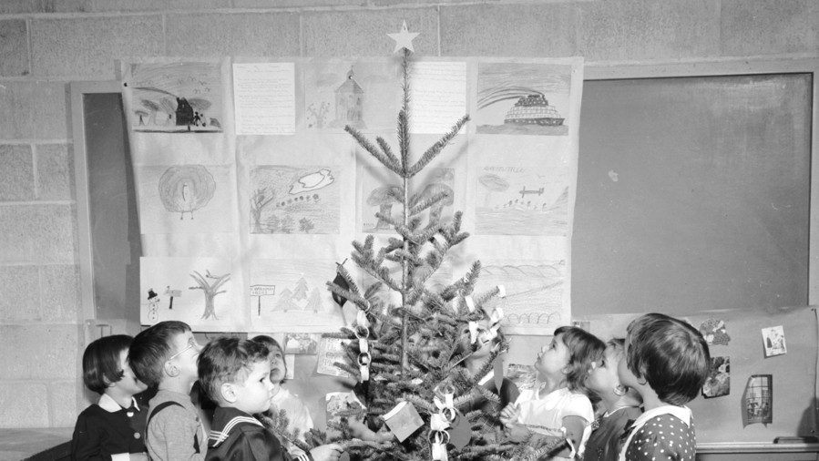 Gyermekek Decorating Christmas Tree