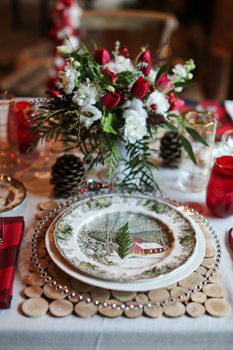 डेक Out Place Settings with Christmas Dishes 