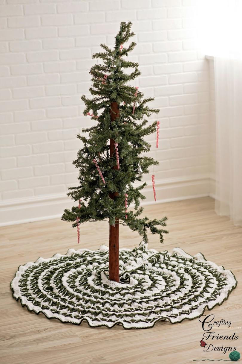 Vihreä and White Crochet Tree Skirt