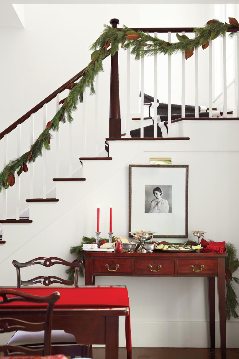 सफेद Walls and Red Accents Christmas Foyer