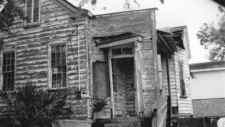 polirati Coles Charleston Cottage Before