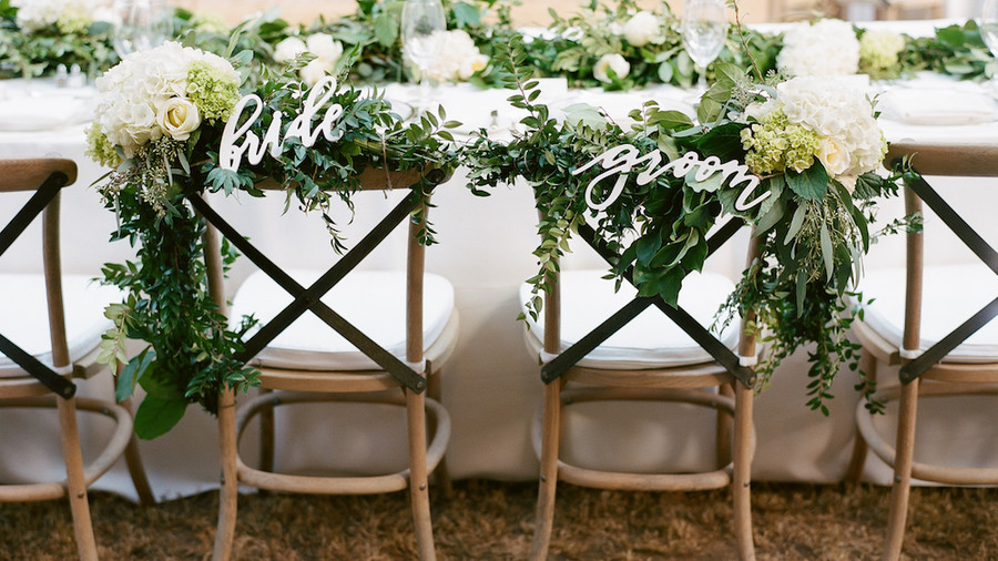 दुल्हन and Groom Chairs with Greenery 