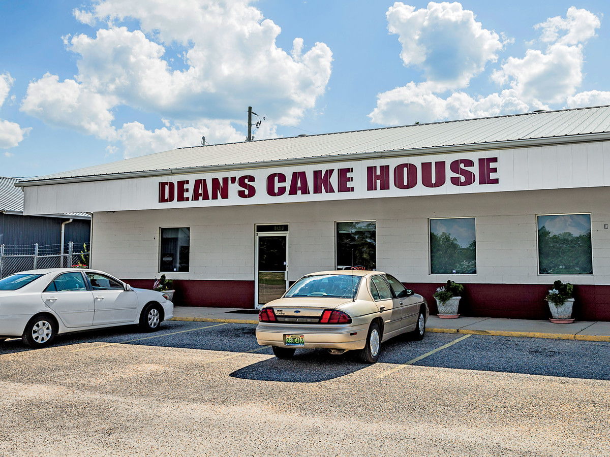 डीन's Cake House Exterior