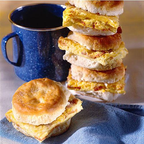 डीलक्स Omelet Biscuits