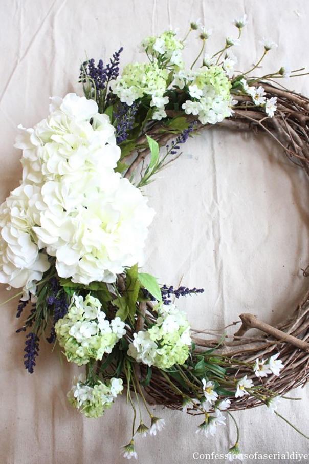 लकड़ी का Wreath with White Hydrangea