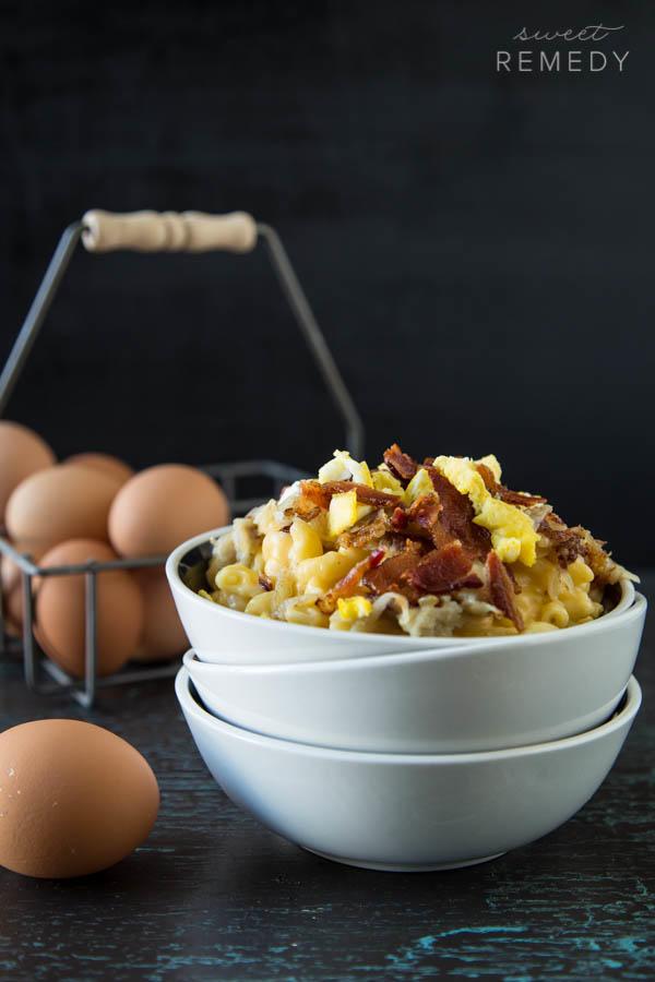 Aamiainen Mac and Cheese with Bacon, Eggs, and Hash Browns