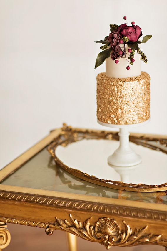 छोटा But Bold, Glimmering Gold Fall Cake