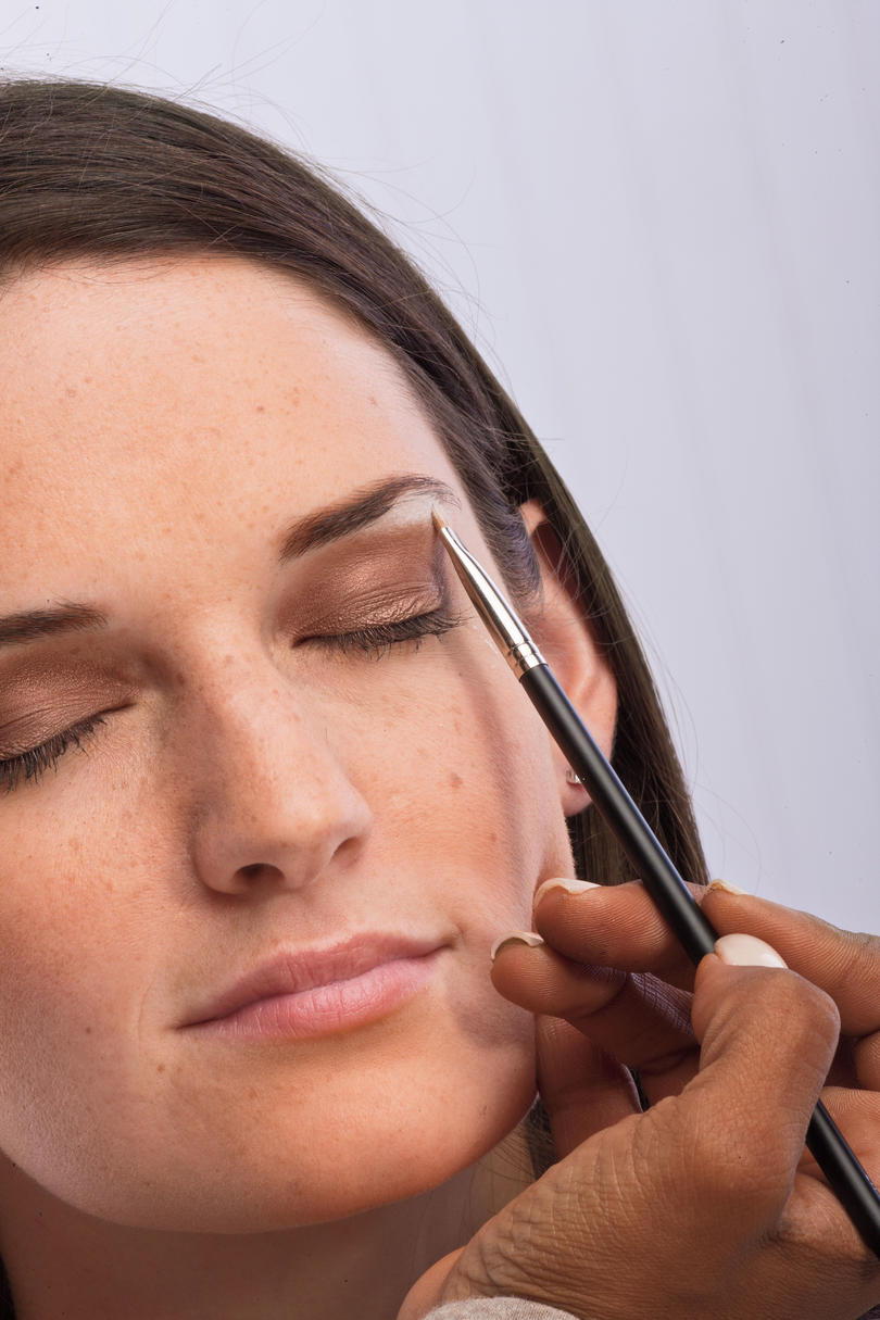 धुएँ के रंग का Eye Makeup Tips: Step 2