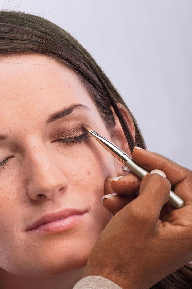 धुएँ के रंग का Eye Makeup Tips: Step 1